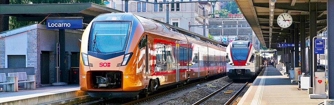 Oranger Zug in Bahnhof Locarno
